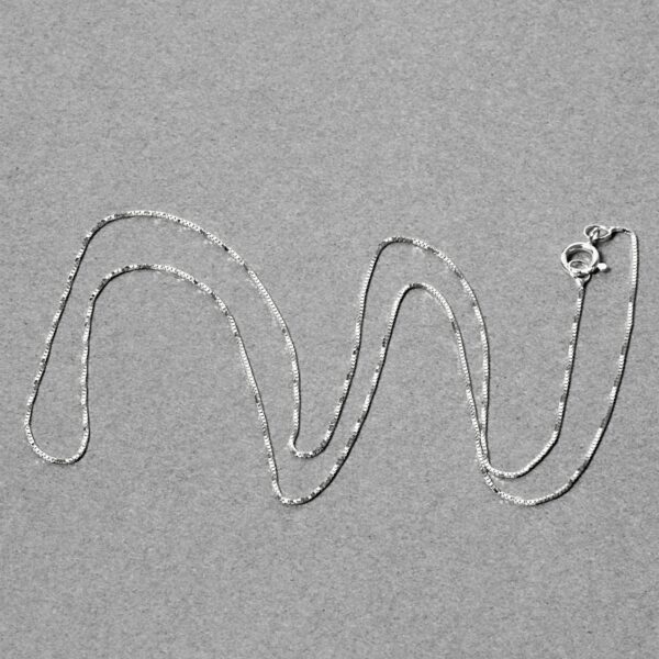 14k White Gold Classic Box Chain (0.45 mm) - Image 6