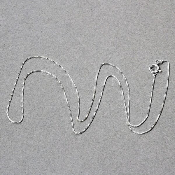10k White Gold Classic Box Chain (0.45 mm) - Image 6