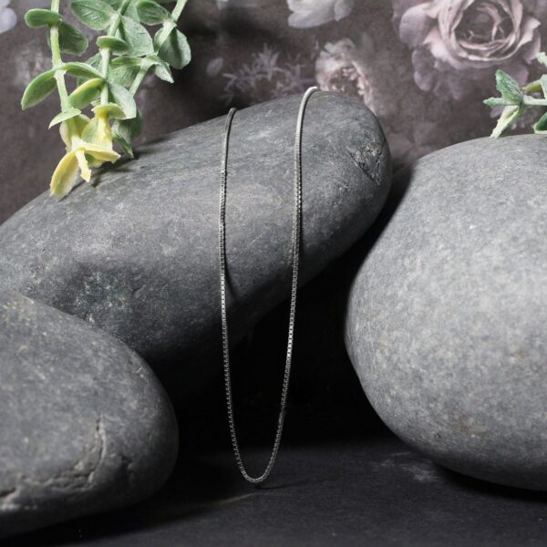 14k White Gold Classic Box Chain (0.75 mm) - Image 5