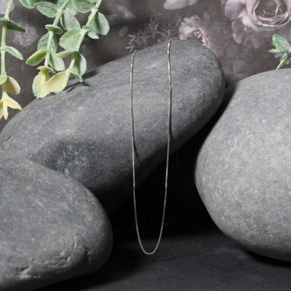 14k White Gold Classic Box Chain (0.45 mm) - Image 5