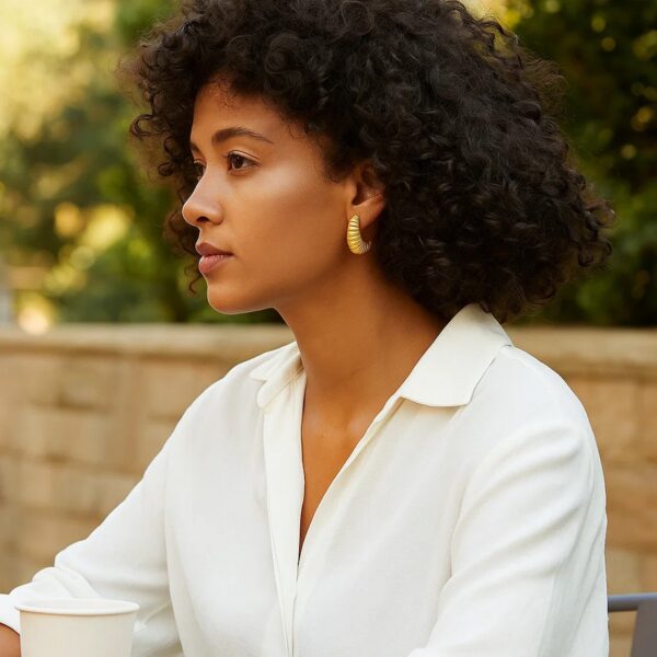 Puffy Graduated Ribbed Shell Hoop Earrings in 14K Yellow Gold - Image 2