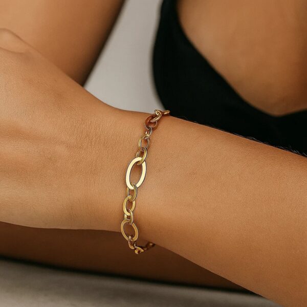 Large Flat Oval Link Bracelet in 14K Yellow Gold (7.90 mm) - Image 2