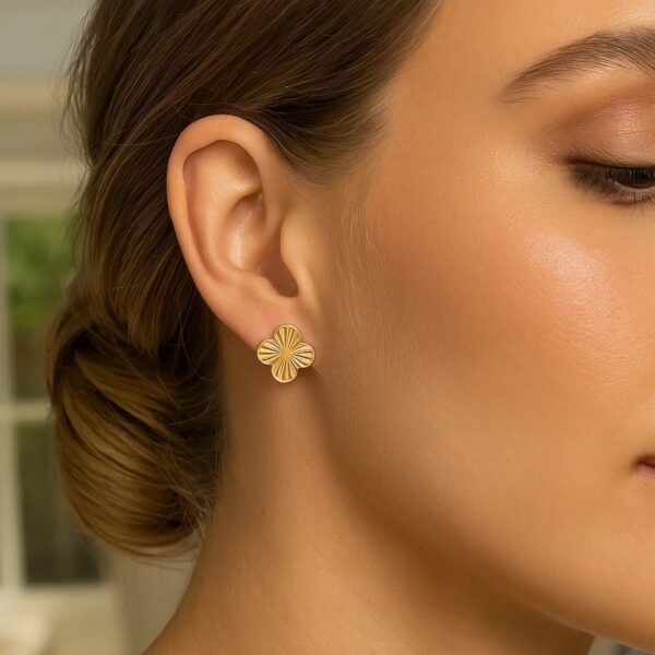 14K Yellow Gold Clover Stud Earrings (12.20 mm) - Image 2