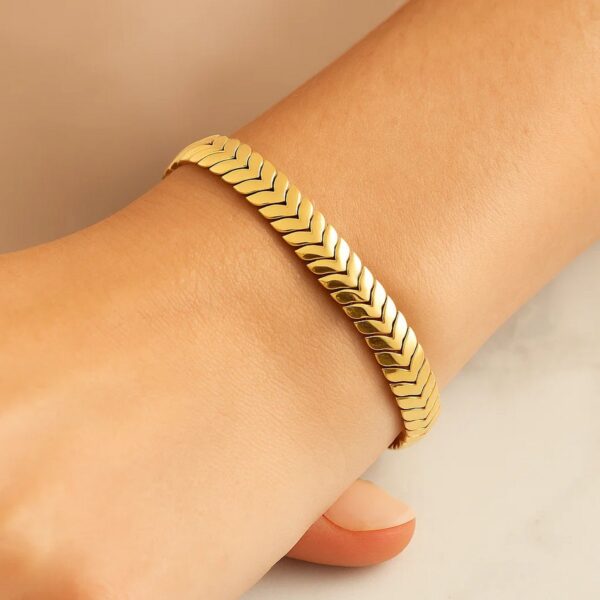 14k Yellow Gold High Polish Chevron Link Bracelet  (6.00 mm) - Image 4