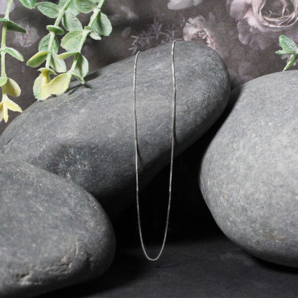 10k White Gold Classic Box Chain (0.45 mm) - Image 5
