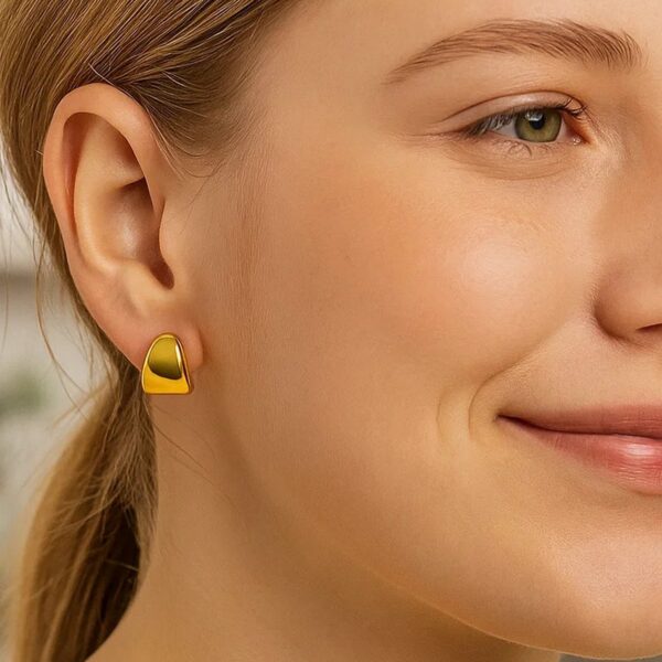 Puffed Up Graduated Hoop Earrings in 14K Yellow Gold - Image 4